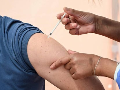 Sanidad notifica 9.732 nuevos casos, 48 muertes y la incidencia se reduce a 121