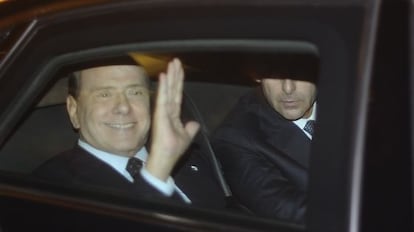 Silvio Berlusconi saluda a la salida de su residencia en Roma para dirigirse a presentar su dimisión al presidente Napolitano