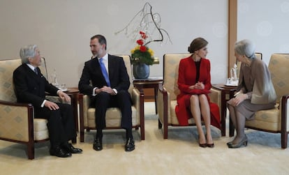 Los reyes de España, Felipe VI y doña Letizia, durante la reunión que mantuvieron con los emperadores de Japón, Akihito y Michiko, en la bienvenida oficial ofrecida en el Salón de Estado del Palacio Imperial, dentro de su visita oficial al país asiático.
