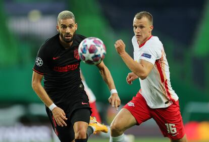 Carrasco y Klostermann disputan un balón esta noche en el Estadio José Alvalade.