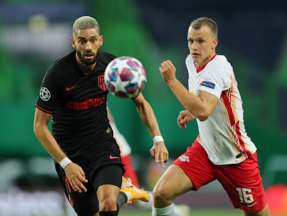 Carrasco y Klostermann disputan un balón esta noche en el Estadio José Alvalade.