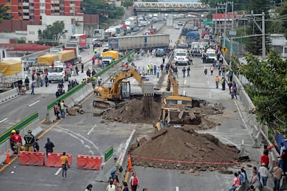 Protección Civil trabaja en labores de rescate en el socavón de Cuernavaca .