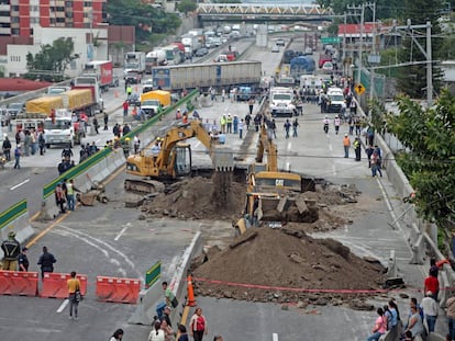 Protección Civil trabaja en labores de rescate en el socavón de Cuernavaca .