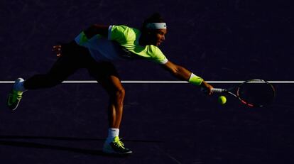 Nadal devuelve la pelota en un instante del partido.