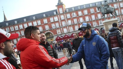 Aficionados de Boca y River en la Plaza Mayor de Madrid.