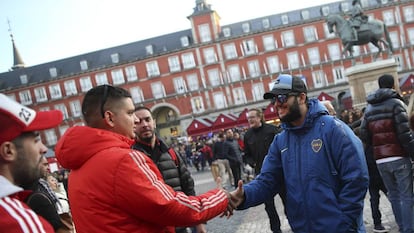 Aficionados de Boca y River en la Plaza Mayor de Madrid.