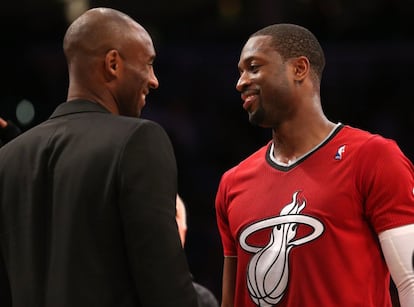 Dwyane Wade saluda al lesionado Kobe Bryant antes del Lakers-Heat.