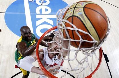 Gasol salta a canasta, ante D´Almeida.