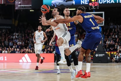 Campazzo trata de tirar a canasta ante Anderson.