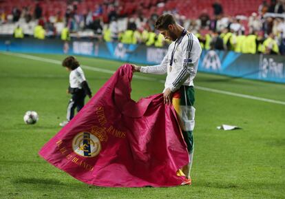 Sergio Ramos y su capote: un cl&aacute;sico en las celebraciones del Real Madrid.
