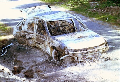 Coche calcinado en el que apareció muerto Ramón Cores en 1998.