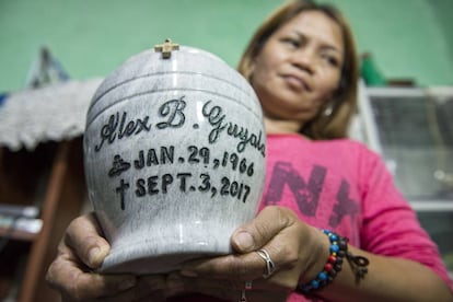 Unos pistoleros mataron al marido de Rose Guyala por trapichear con droga. Ahora está sola para sacar adelante a dos hijos en uno de los barrios más pobres de Manila.