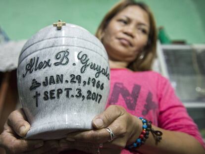 Unos pistoleros mataron al marido de Rose Guyala por trapichear con droga. Ahora está sola para sacar adelante a dos hijos en uno de los barrios más pobres de Manila.