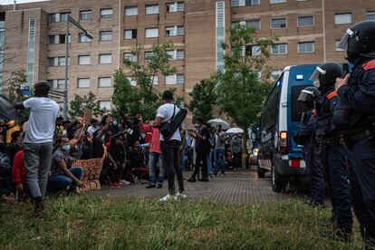 Manifestantes en Salt ante un cordón policial.