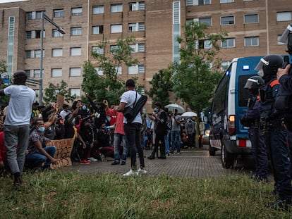 Manifestantes en Salt ante un cordón policial.