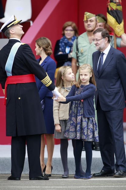 La princesa Leonor pide la atención de su padre tras el desfile militar.