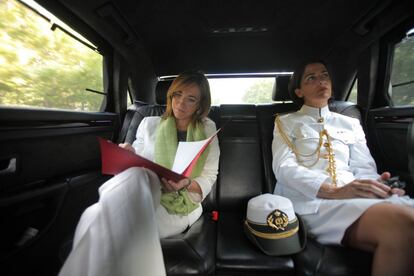 La ministra de Defensa, Carme Chacón, con su ayudante de campo, la capitán Elena Carrión, en el coche oficial, el 1 de julio de 2008.