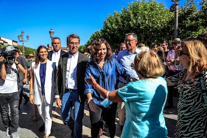 La nueva candidata del PP en Alcalá de Henares, Judith Piquet; el líder del partido, Alberto Núñez Feijóo; la presidenta de Madrid, Isabel Díaz Ayuso; y el secretario general del PP de Madrid, Alfonso Serrano, en un mitin en la ciudad a principios de mes. 