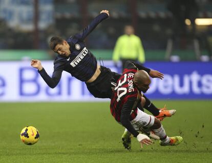 De Jong le hace una entrada a Kovacic