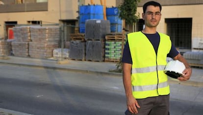 Daniel Carrasco, trabajador de la construcci&oacute;n, posa en una obra en M&oacute;stoles (Madrid). 