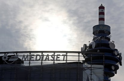 Una torre de televisión de Mediaset, en Cologno Monzese (cerca de Milán, Italia), a mediados de 2016.