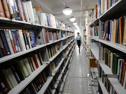 Biblioteca V.G. Belinsky abierta al os visitantes después de su reconstrucción. Yekaterinburg, Rusia.
