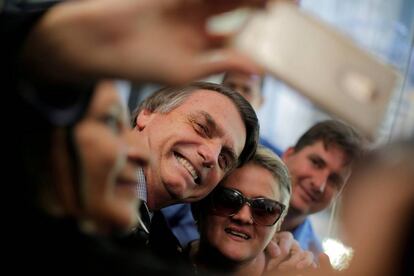 Candidato Jair Bolsonaro (PLS) tira selfie com apoiadora em Brasília.