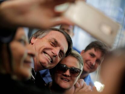 Candidato Jair Bolsonaro (PLS) tira selfie com apoiadora em Brasília. 