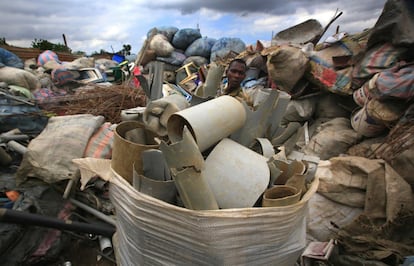 Homem coleta material plástico em Abidjan, na Costa do Marfim, em maio deste ano. Dia Mundial do Meio Ambiente de 2018 tem como tema o consumo de plástico.