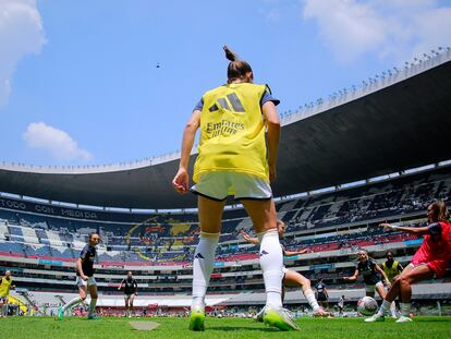 Jugadoras del Real Madrid calientan previo a un partido amistoso en el Estadio Azteca, en Ciudad de México, en septiembre de 2023.