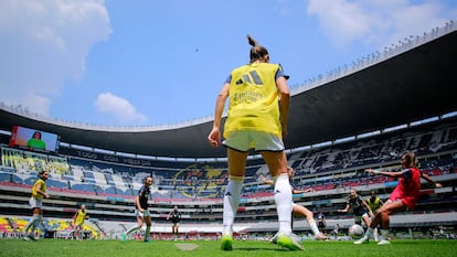 Jugadoras del Real Madrid calientan previo a un partido amistoso en el Estadio Azteca, en Ciudad de México, en septiembre de 2023.