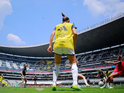 Jugadoras del Real Madrid calientan previo a un partido amistoso en el Estadio Azteca, en Ciudad de México, en septiembre de 2023.