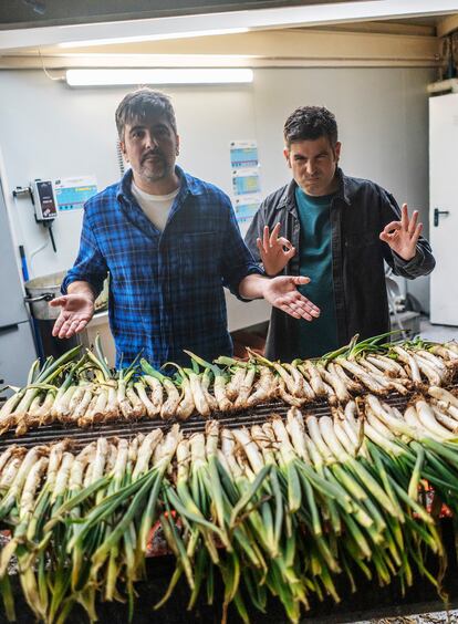 Los hermanos Muñoz contemplan los 'calçots' que van a devorar en breve en un restaurante de Sant Just Desvern: dos puros productos del Baix Llobregat.