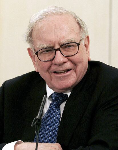 El inversor Warren Buffet pierde algo de impulso y se retrasa a la tercera posición con 47.000 millones de dólares. Cierra así la tradicional 'multimillonaria trinidad' de Forbes, que en conjunto amasa un patrimonio de 153.500 millones de dólares.