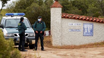 Una pareja de la Guardia Civil vigila el acceso a la finca Los Curas, este jueves.