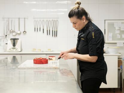 Gismero corta con tiento un trozo de mousse de vainilla.