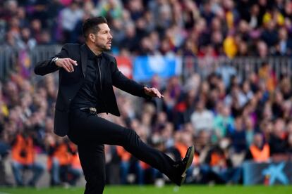 El entrenador del Atlético de Madrid, Simeone, en la banda del Camp Nou.
