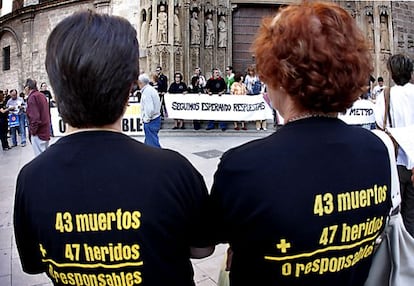 Concentraci&oacute;n por las v&iacute;ctimas del metro de Valencia en la plaza de la Virgen de Valencia en junio de 2008. 