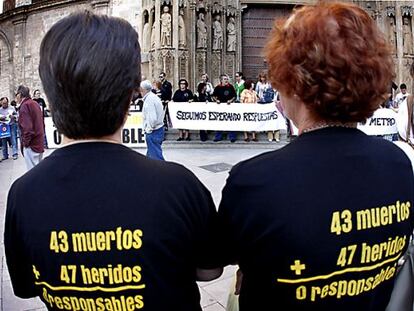 Concentraci&oacute;n por las v&iacute;ctimas del metro de Valencia en la plaza de la Virgen de Valencia en junio de 2008. 