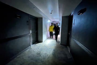 Trabajadores de un hotel recorren los pasillos luego de que el edificio sufriera un apagón, el 8 de julio en Galveston.