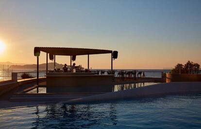 Atardecer en la terraza del hotel Domes Noruz Chania, en Creta (Grecia). 