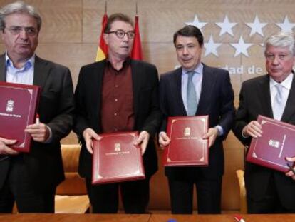 González posa con patronal y sindicatos en la firma del IV Plan de Prevención de Riesgos Laborales.
