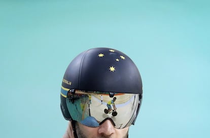 Um atleta aparece refletindo na viseira do capacete de um membro da equipe de ciclismo masculino, durante um treino no interior do Velódromo Olímpico do Rio de Janeiro.