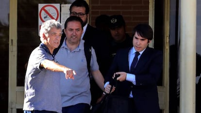 Villar y su hijo Gorka abandonan la cárcel.