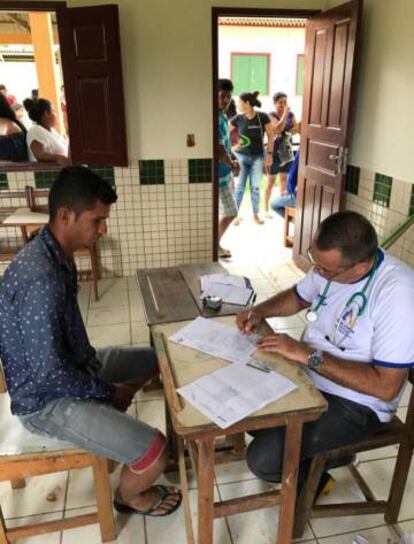 Profissional do Mais Médicos em atendimento, no Acre.