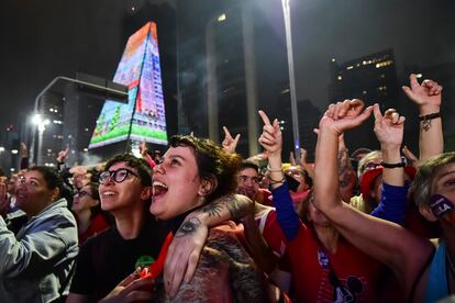 Seguidores de Lula da Silva esperan los resultados de las elecciones en Brasil.