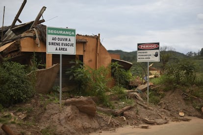 Hoje, em meio às ruínas de Bento, está instala uma nova placa: "Ao ouvir a sirene, evacue a área". Parece uma ironia para quem morava ali. Após a tragédia, a mineradora decidiu instalar sirenes onde há população perto das barragens.