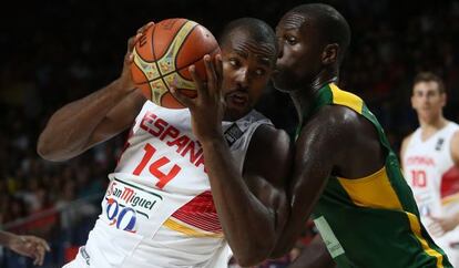 Ibaka con el senegalés Dieng