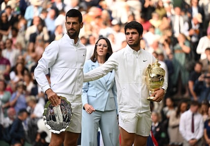 Carlos Alcaraz y Novak Djokovic posan con sus trofeos en Wimbledon el domingo. 