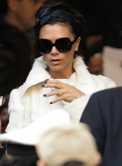 Victoria Beckham ya no es cantante ni volverá a serlo nunca más. Así se ha encargado ella misma de aclarar en una reciente entrevista, en la que ha asegurado que está absolutamente enfocada a desarrollar su carrera como diseñadora. "Nunca más volveré a cantar, ahora soy diseñadora de moda", ha dicho, tajante, la que alguna vez formó parte de las <i>Spice Girls</i> y que, una vez disuelto el grupo, fue la que peores críticas recibió como solista. A pesar de ello, algunos temas de su disco alcanzaron algún éxito, pero las negociaciones para un segundo lanzamiento ahora sí que han desaparecido para siempre. Pero al parecer ha escogido bien el camino, ya que su segunda colección de ropa recibió estupendas críticas en la semana de la moda de Nueva York.